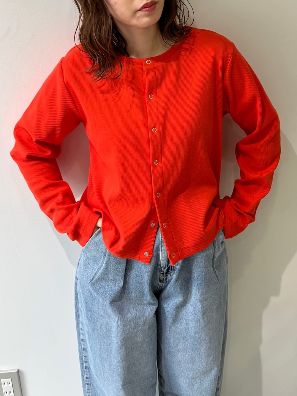 オレンジ系のカーディガン/ボレロ、ブルー系のデニムパンツ、その他のその他を着用したレディースの冬コーディネートの2枚目の写真