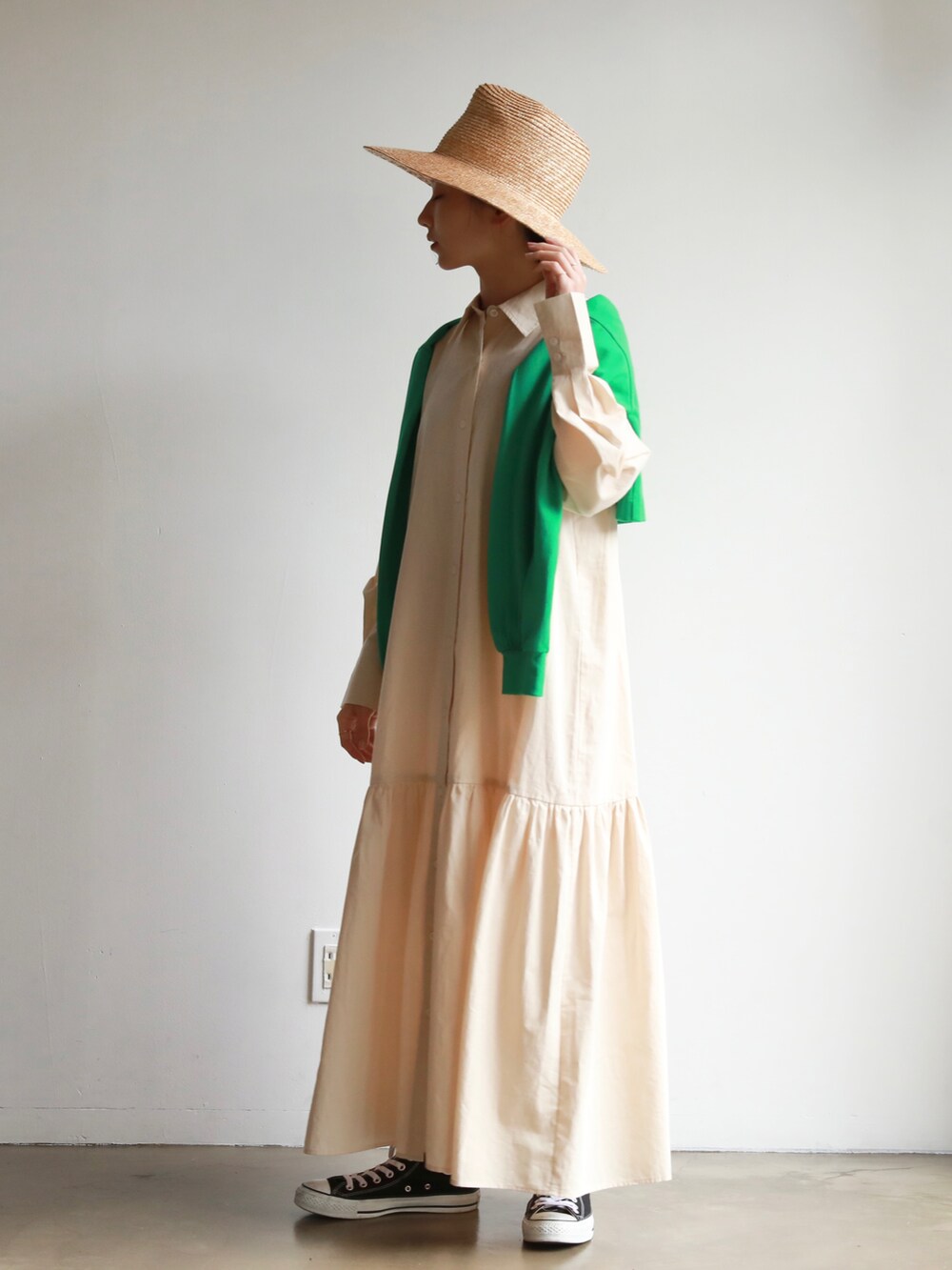 ブラック系のスニーカー、グリーン系のカーディガン/ボレロ、ベージュ系のシャツワンピースを着用したレディースの春コーディネートの3枚目の写真