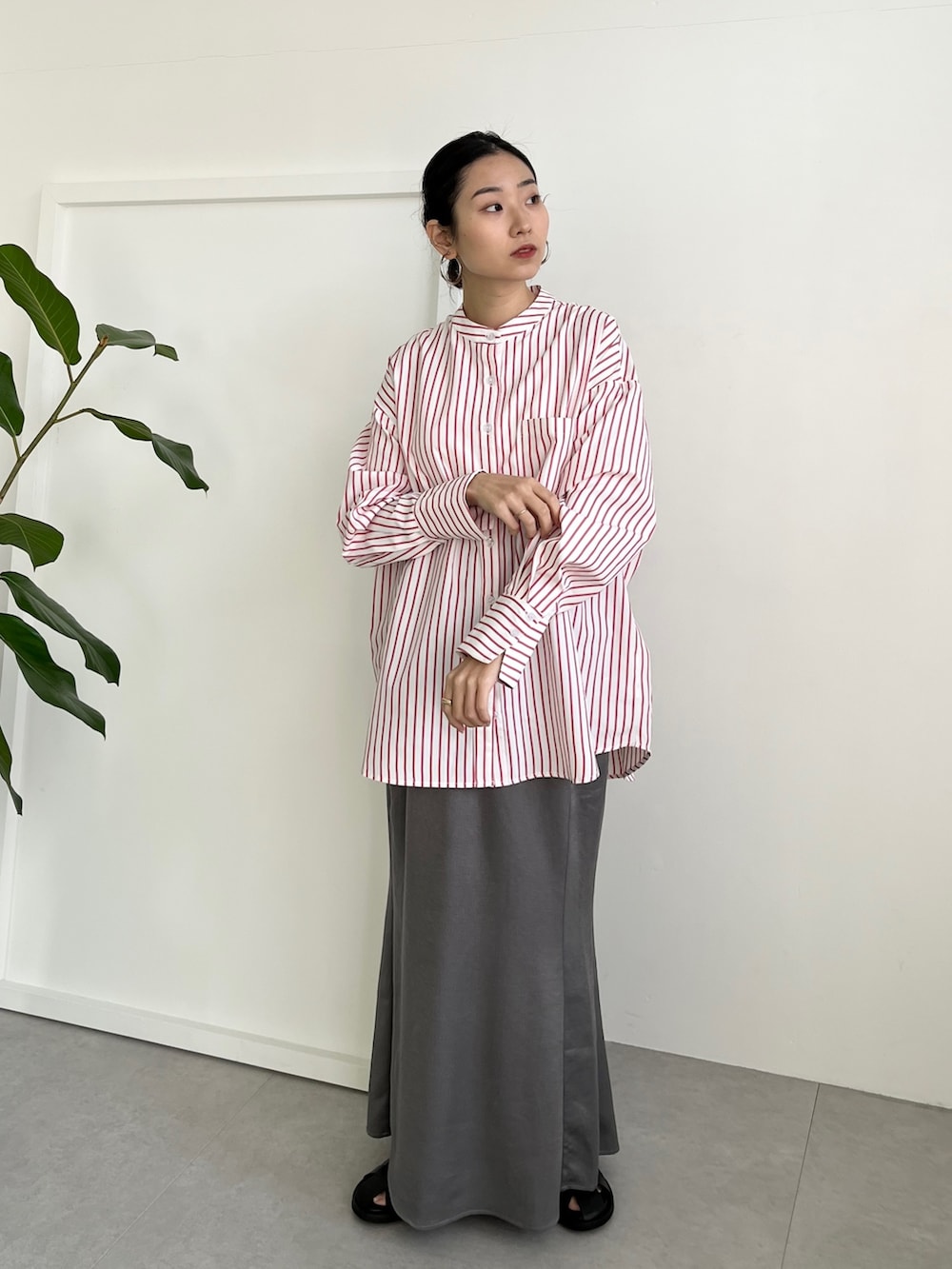 レッド系のシャツ/ブラウス、ブラック系のハンドバッグ、ホワイト系のカーゴパンツを着用したレディースの冬コーディネートの3枚目の写真