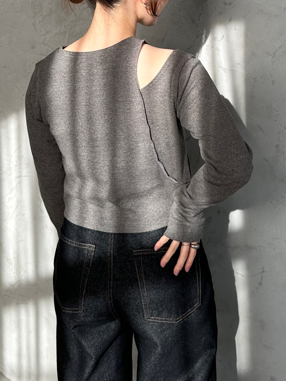 グレー系のTシャツ/カットソー、ブラック系のデニムパンツ、その他のその他を着用したレディースの春コーディネートの3枚目の写真