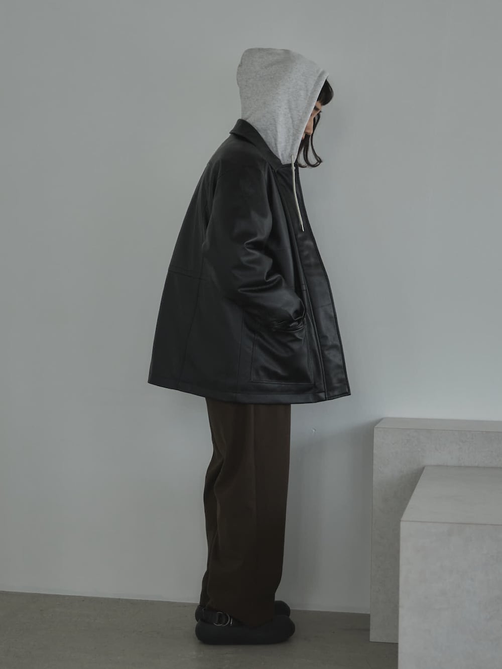 ベージュ系のパーカー、ブラウン系のその他パンツ、ブラック系のサンダルを着用したレディースの冬コーディネートの6枚目の写真