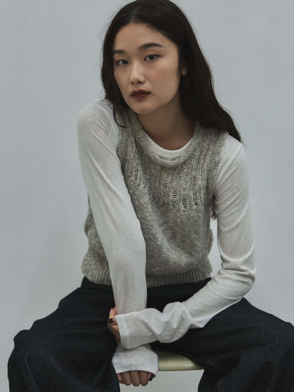 ホワイト系のTシャツ/カットソー、グレー系のタンクトップ、ブラック系のデニムパンツを着用したレディースの秋コーディネートの7枚目の写真