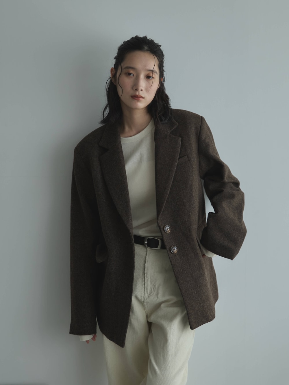 ブラウン系のテーラードジャケット、ベージュ系のTシャツ/カットソー、ホワイト系のその他パンツを着用したレディースの秋コーディネートの3枚目の写真