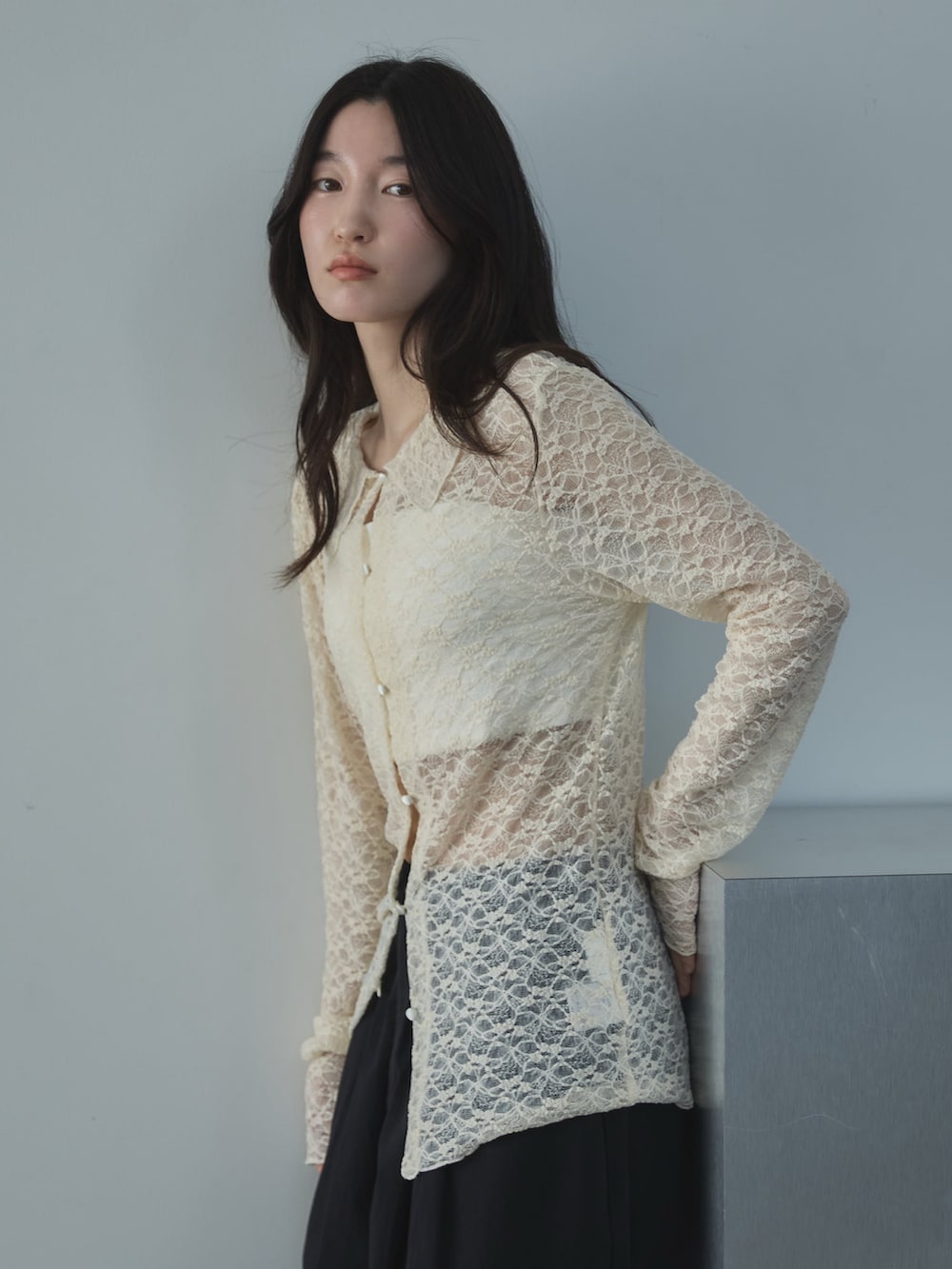 ホワイト系のカーディガン/ボレロ、ブラック系のその他パンツ、ブラック系のローファーを着用したレディースの春コーディネートの5枚目の写真