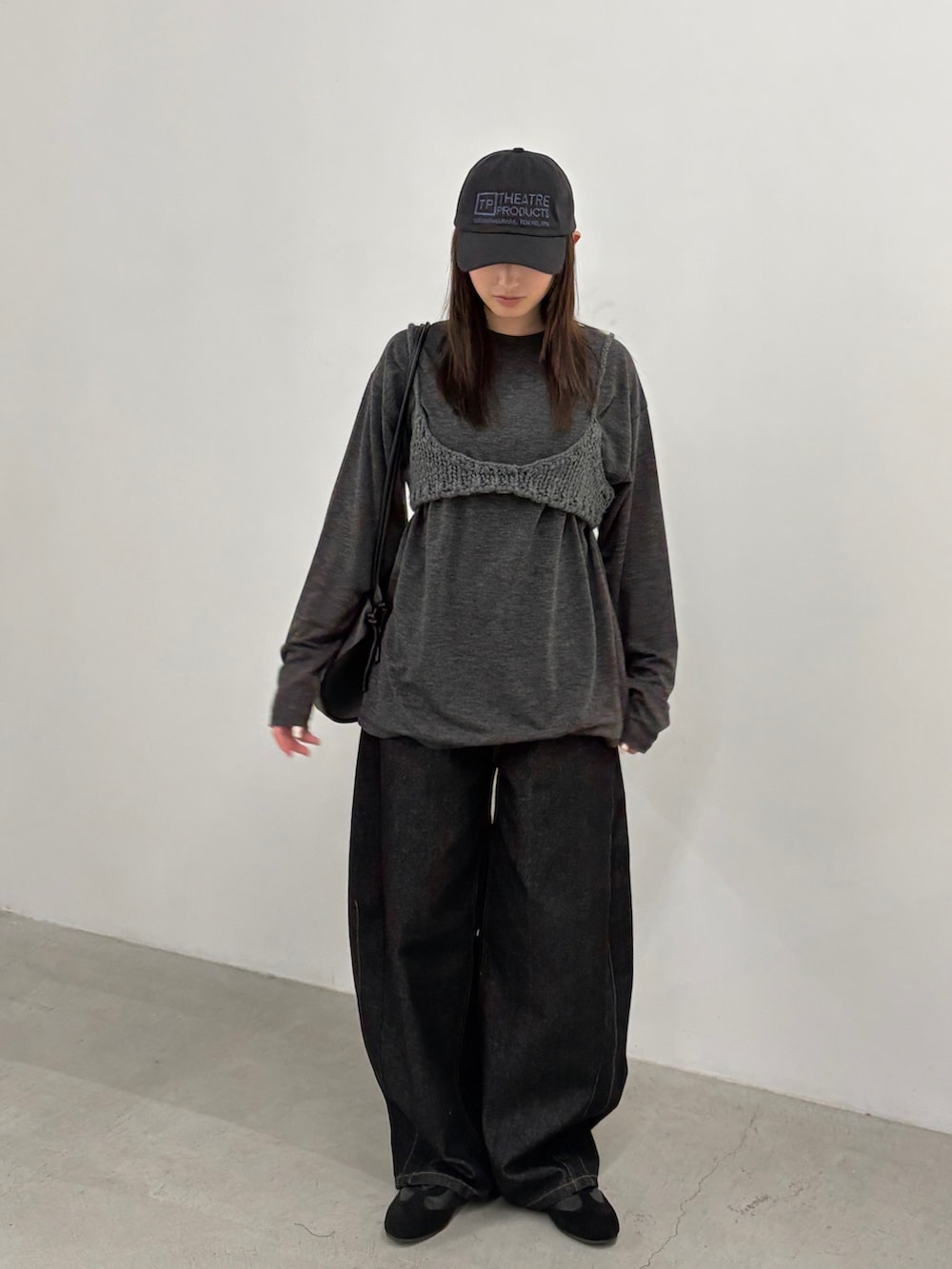グレー系のその他トップス、グレー系のTシャツ/カットソー、ブラック系のショルダーバッグを着用したレディースの秋コーディネートの5枚目の写真