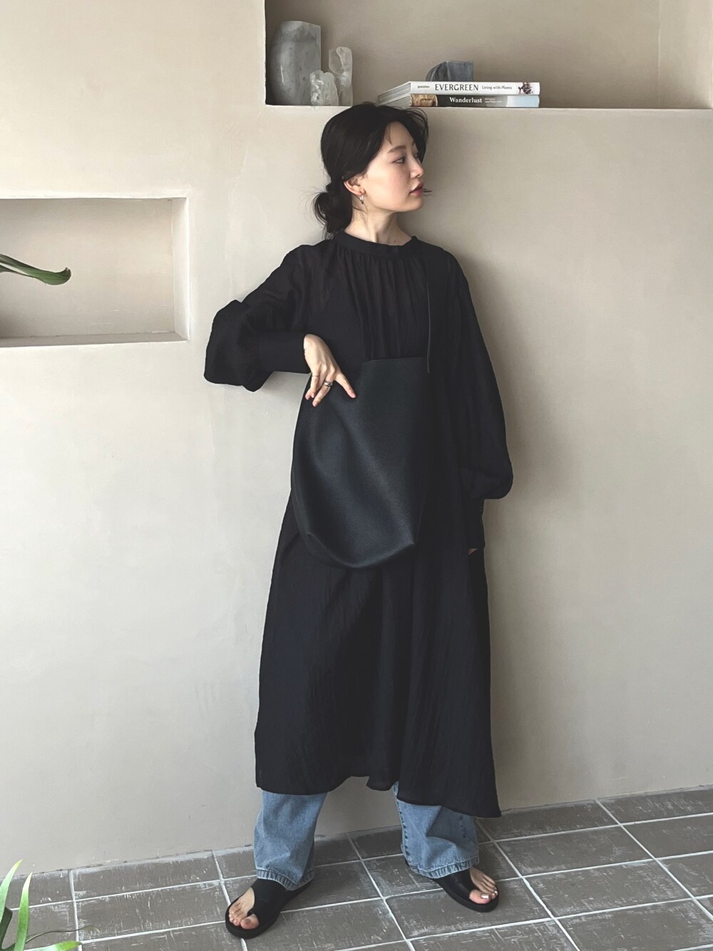 ブラック系のショルダーバッグ、その他のTシャツ/カットソー、ブルー系のデニムパンツを着用したレディースの春コーディネートの3枚目の写真