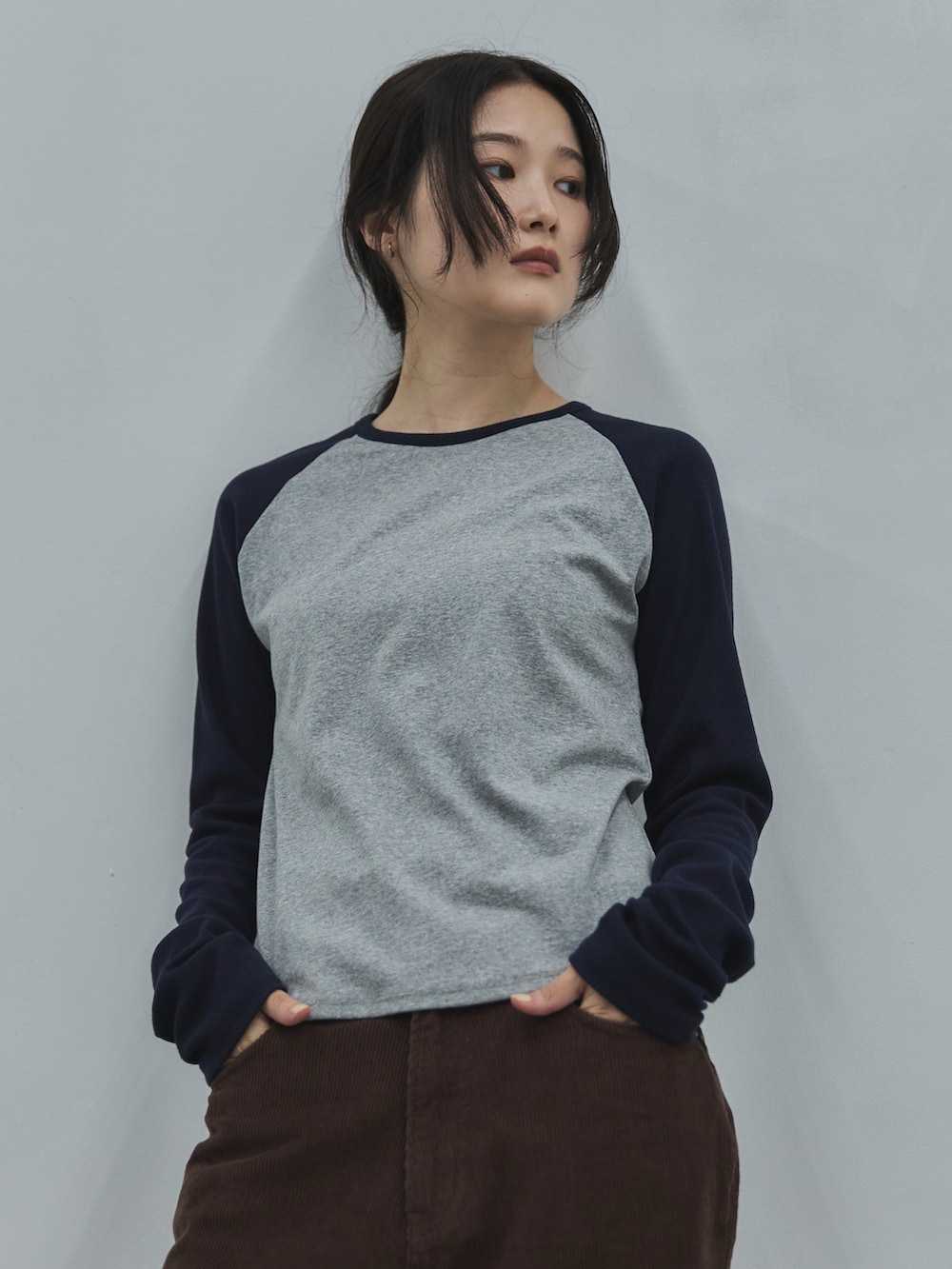 ブルー系のTシャツ/カットソー、ブラウン系のその他パンツ、ブラック系のその他シューズを着用したレディースの秋コーディネートの5枚目の写真