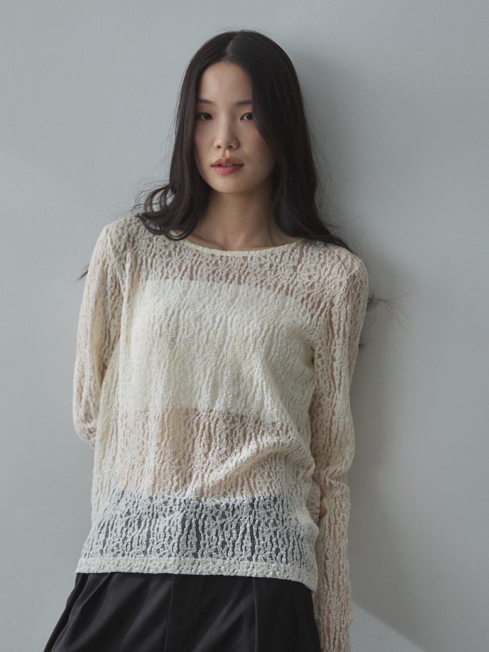 ホワイト系のキャミソール、ホワイト系のTシャツ/カットソー、ブラック系のスラックスを着用したレディースの冬コーディネートの6枚目の写真