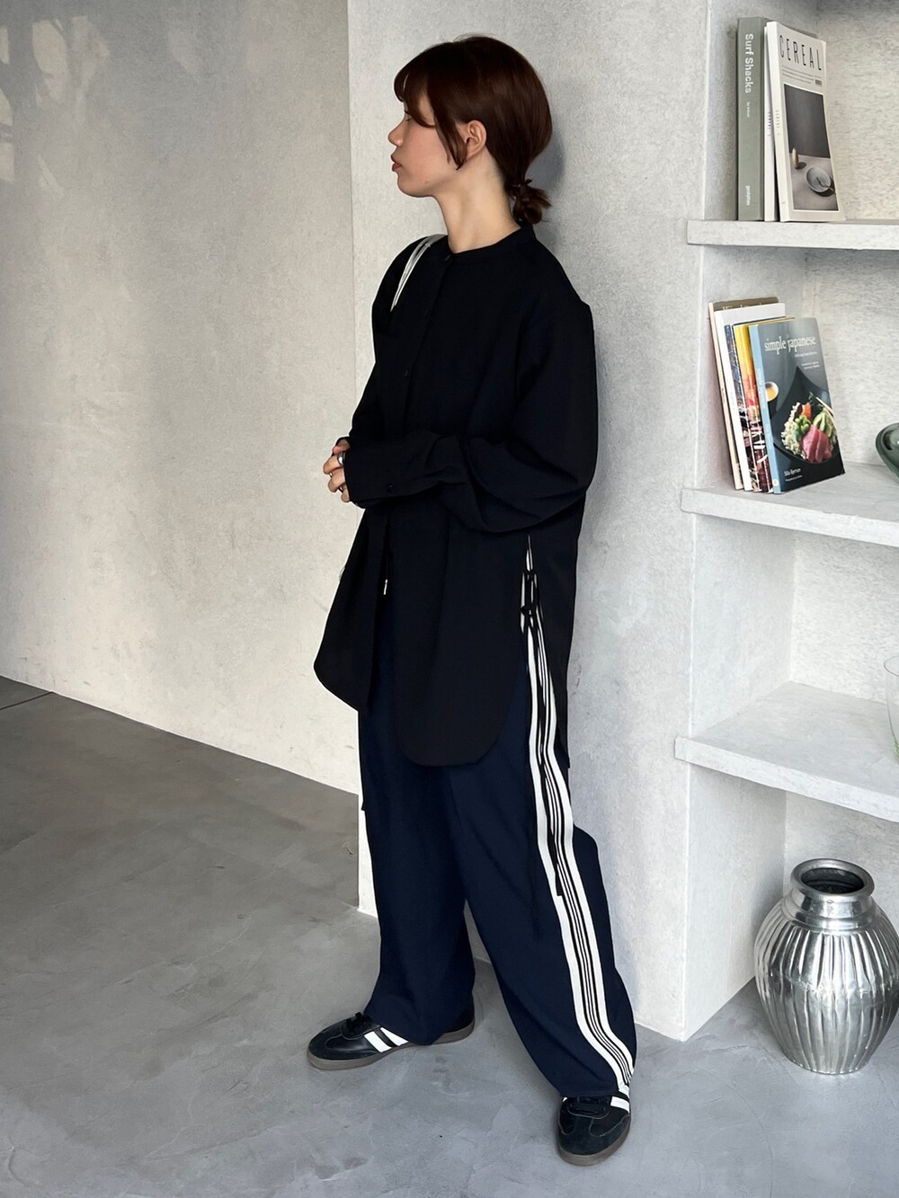 ブラック系のシャツ/ブラウス、ブルー系のスラックス、ブラック系のスニーカーを着用したレディースの冬コーディネートの2枚目の写真