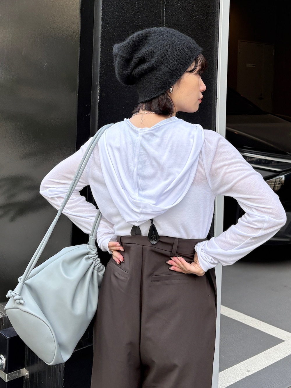 ホワイト系のTシャツ/カットソー、ブラウン系のその他パンツ、ブラック系のブーツを着用したレディースの冬コーディネートの5枚目の写真