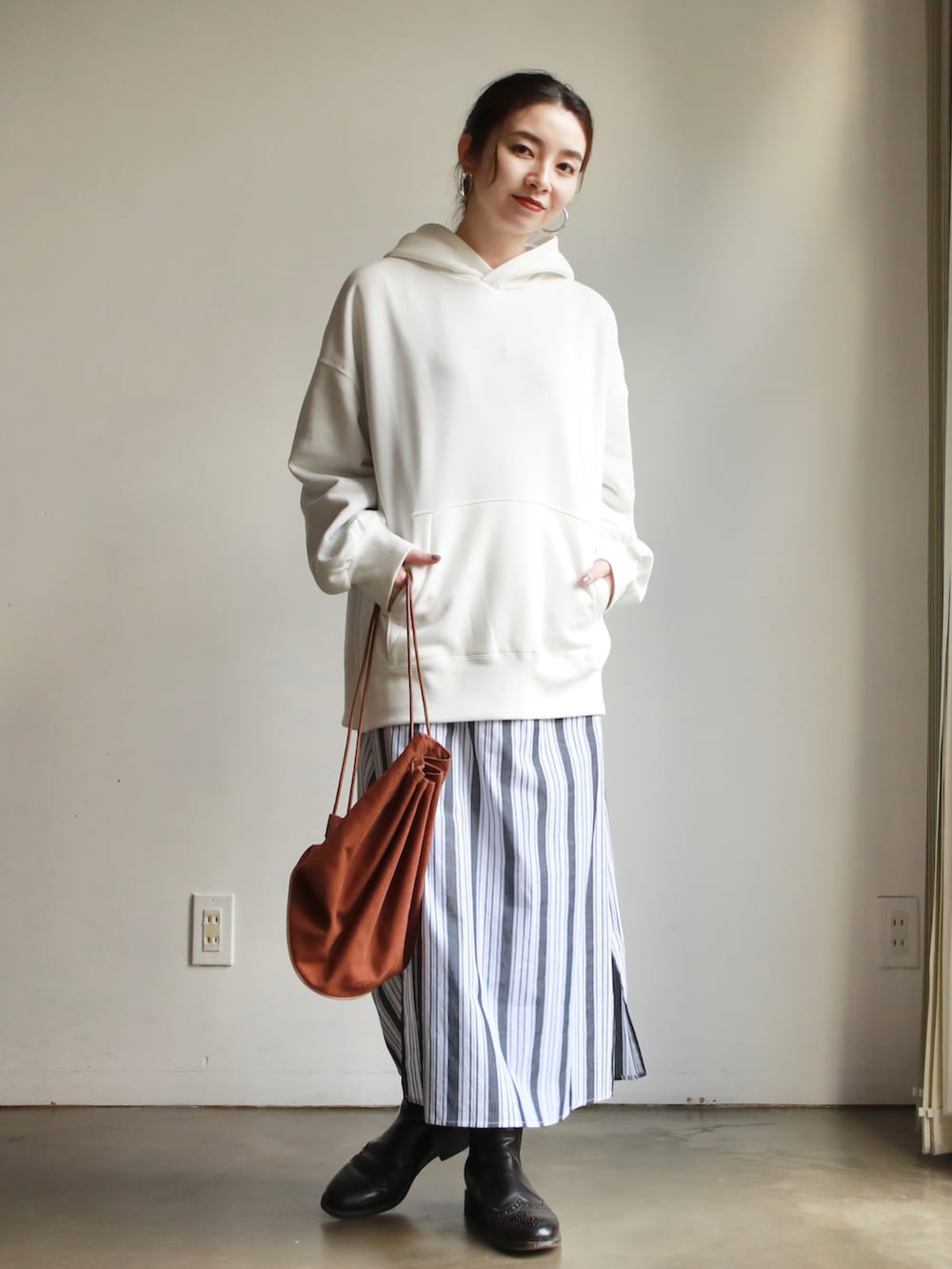 ホワイト系のワンピース、ホワイト系のパーカー、その他のその他を着用したレディースの秋コーディネートの2枚目の写真