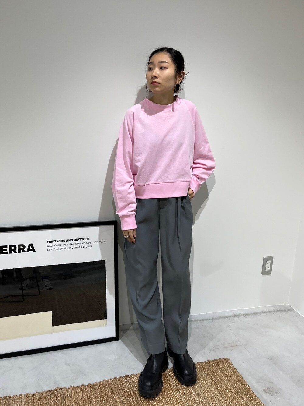ピンク系のスウェット、グレー系のスラックス、その他のその他を着用したレディースの冬コーディネートの2枚目の写真