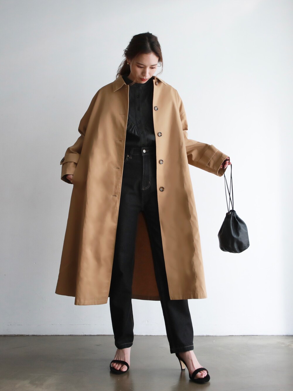 ブラック系のハンドバッグ、その他のバレエシューズ、ベージュ系のスカートを着用したレディースの春コーディネートの4枚目の写真