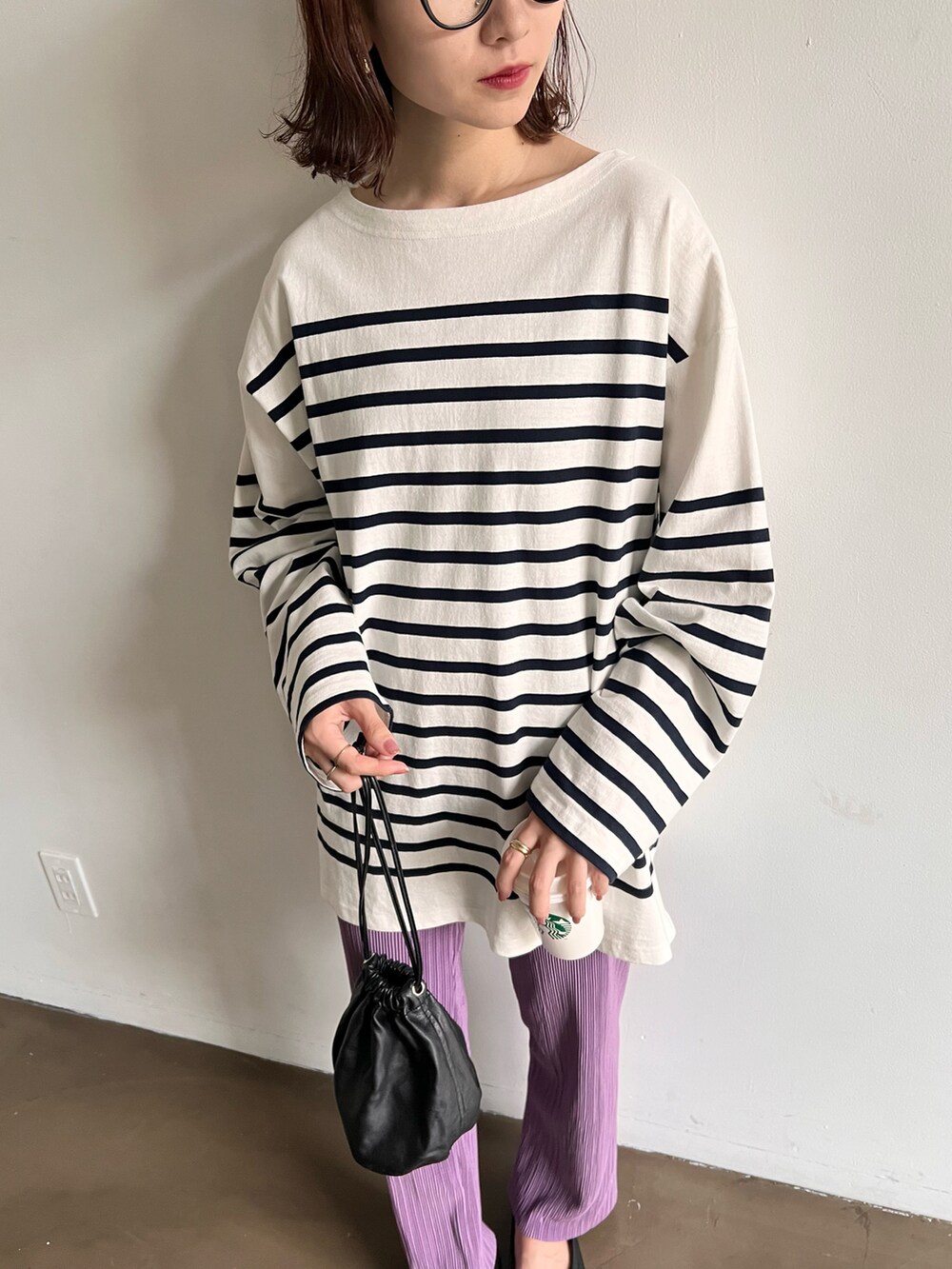 パープル系のその他パンツ、ブラック系のパンプス、ホワイト系のTシャツ/カットソーを着用したレディースの夏コーディネートの3枚目の写真