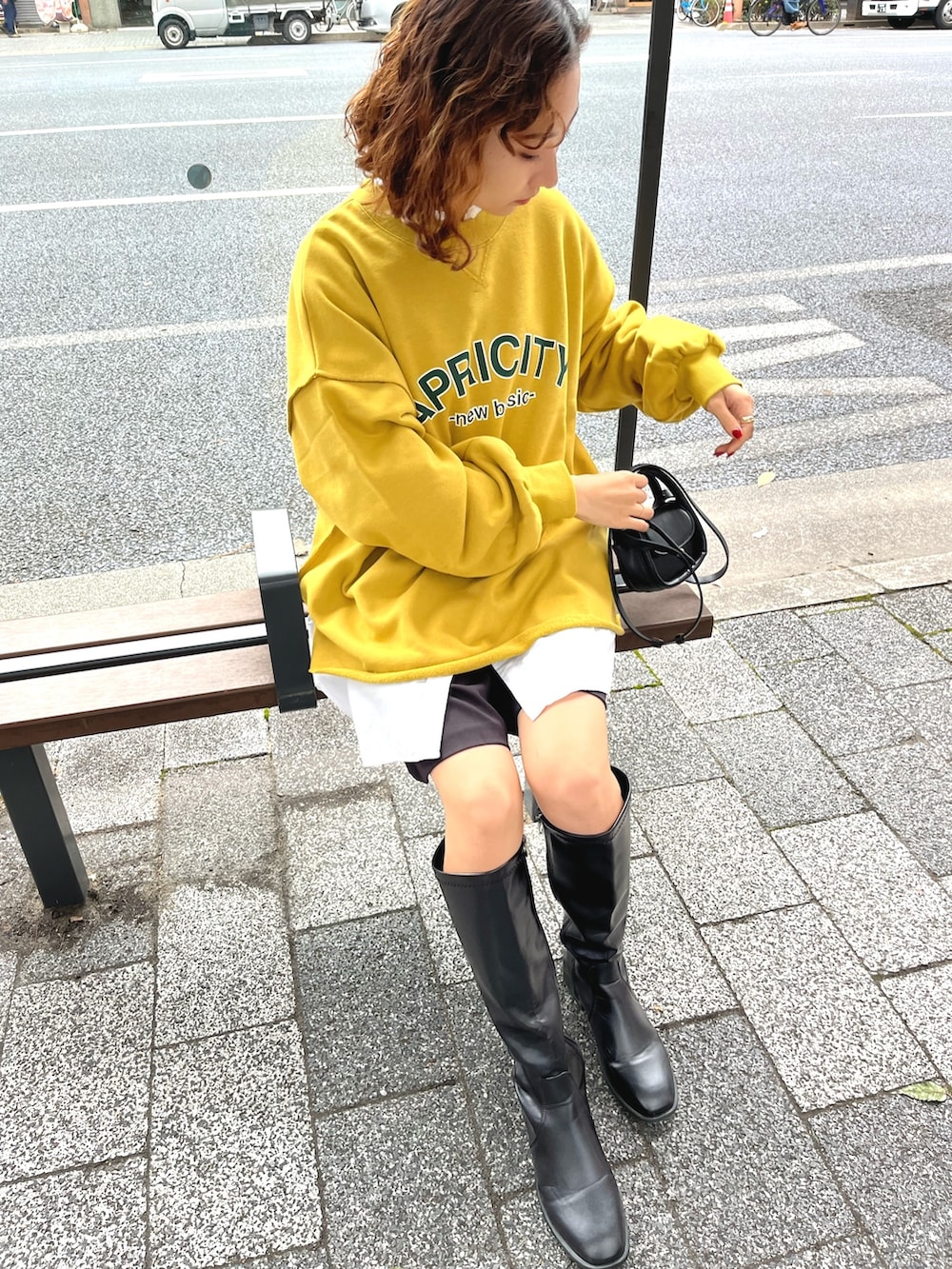 イエロー系のスウェット、ブラック系のその他パンツ、その他のその他を着用したレディースの冬コーディネートの3枚目の写真