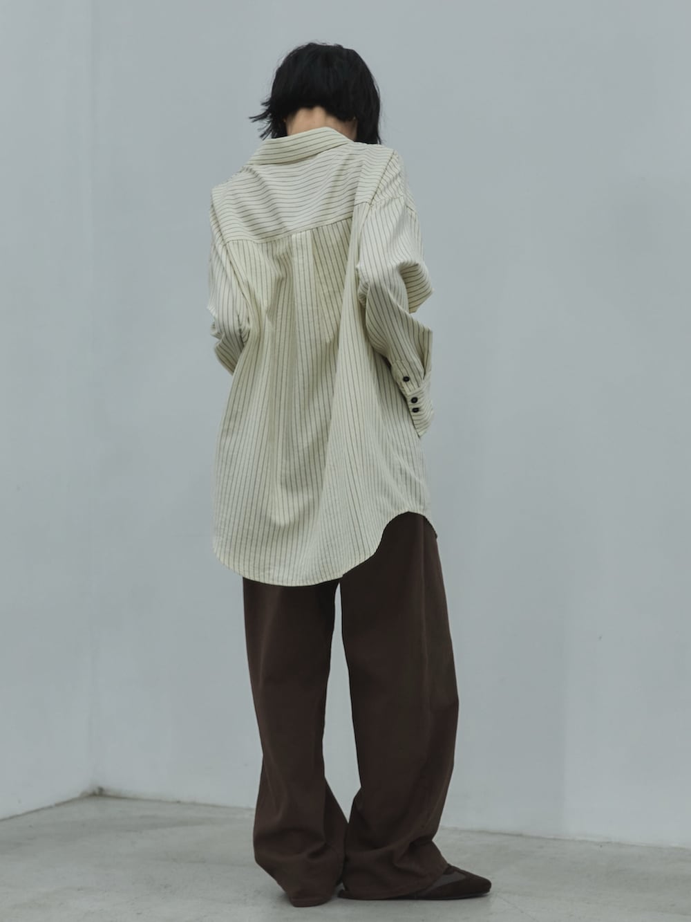 ホワイト系のシャツ/ブラウス、ブラウン系のデニムパンツ、ブラウン系のスニーカーを着用したレディースの秋コーディネートの3枚目の写真