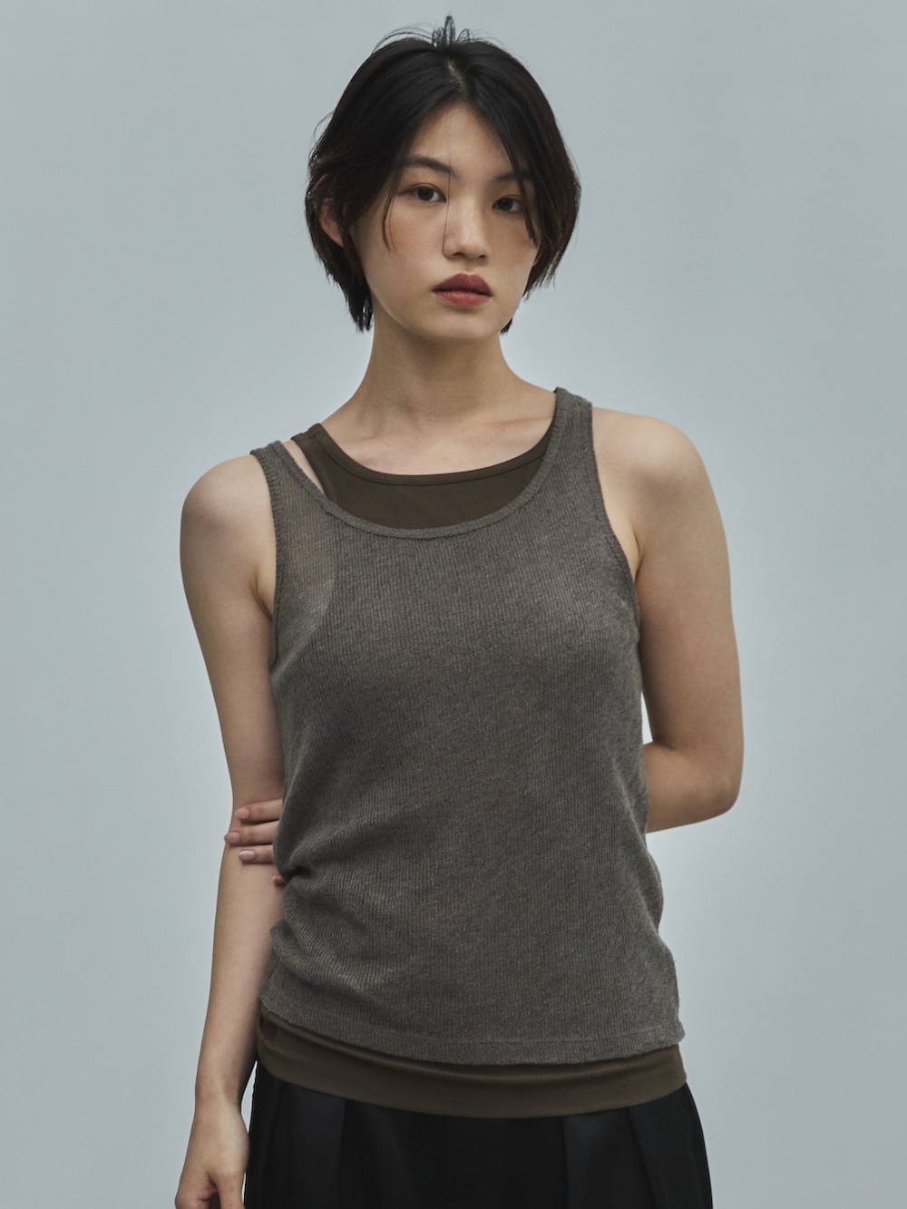 グレー系のタンクトップ、ブラック系のその他パンツ、ブラック系のサンダルを着用したレディースの夏コーディネートの4枚目の写真
