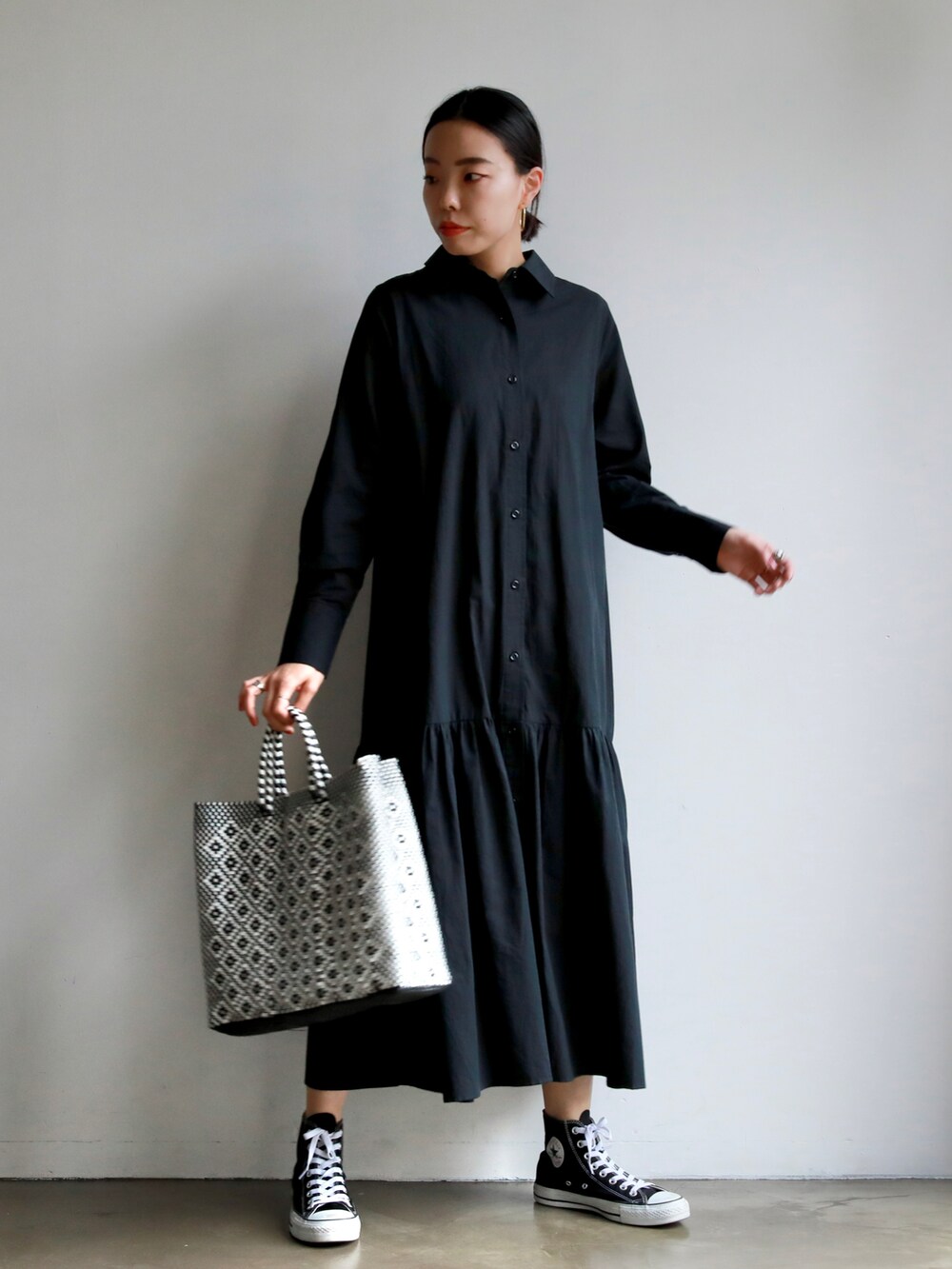 ブラック系のシャツワンピース、ブラック系のスニーカー、その他のその他を着用したレディースの春コーディネートの3枚目の写真