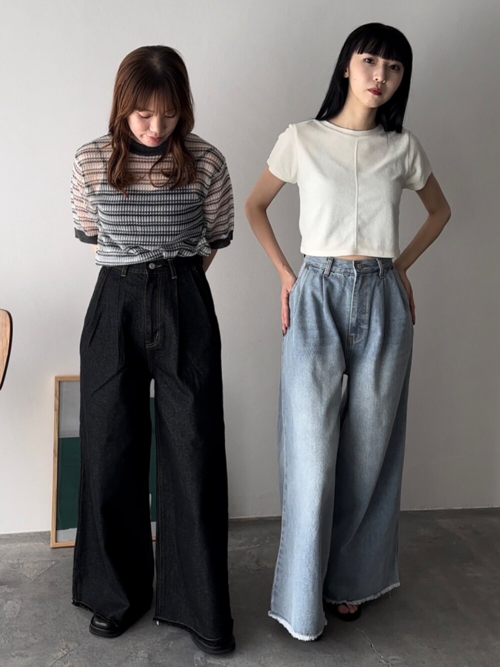 ブラック系のデニムパンツ、ブルー系のデニムパンツ、ブラック系のサンダルを着用したレディースの夏コーディネートの2枚目の写真