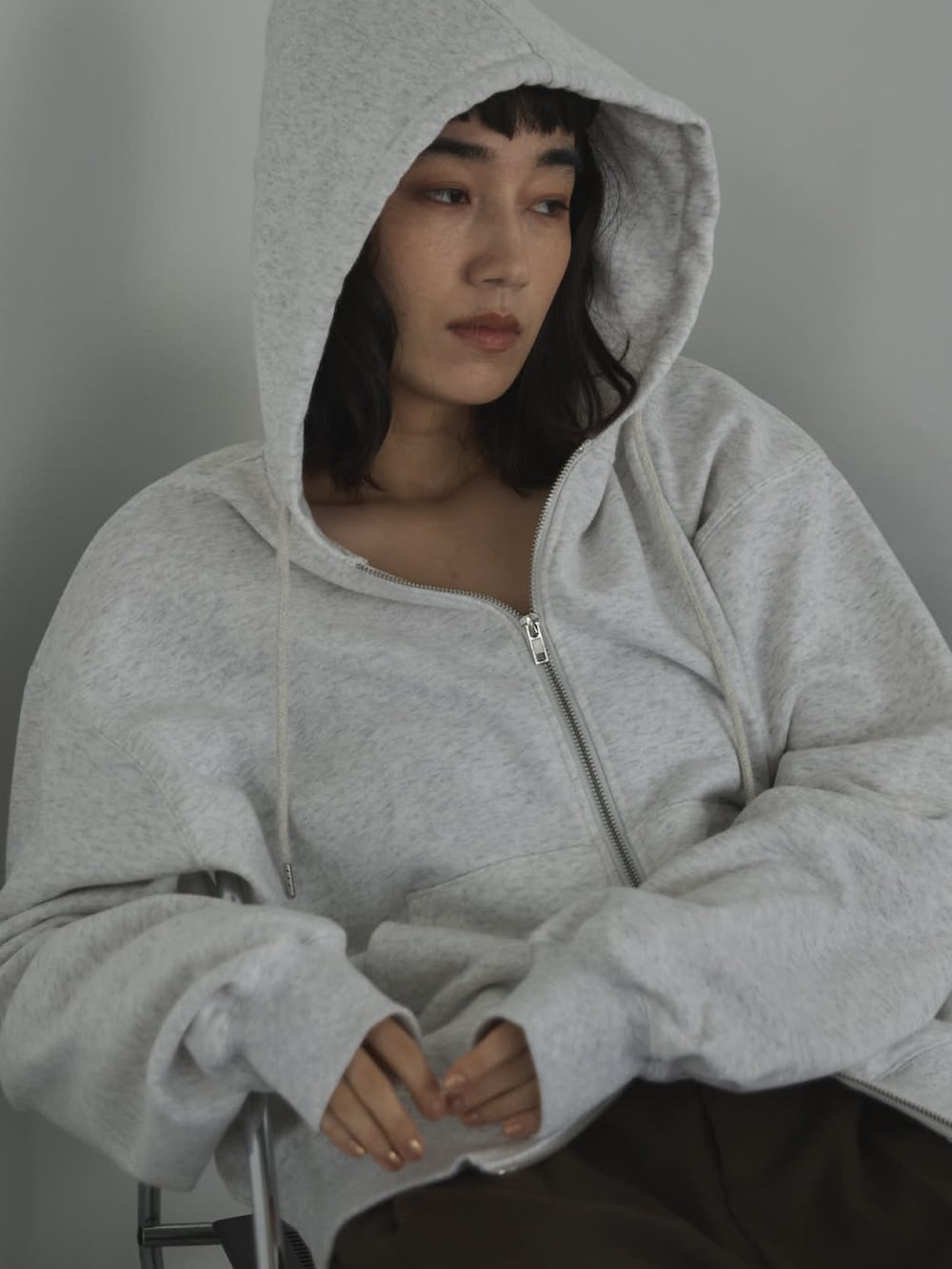 ベージュ系のパーカー、ブラウン系のその他パンツ、ブラック系のサンダルを着用したレディースの冬コーディネートの5枚目の写真