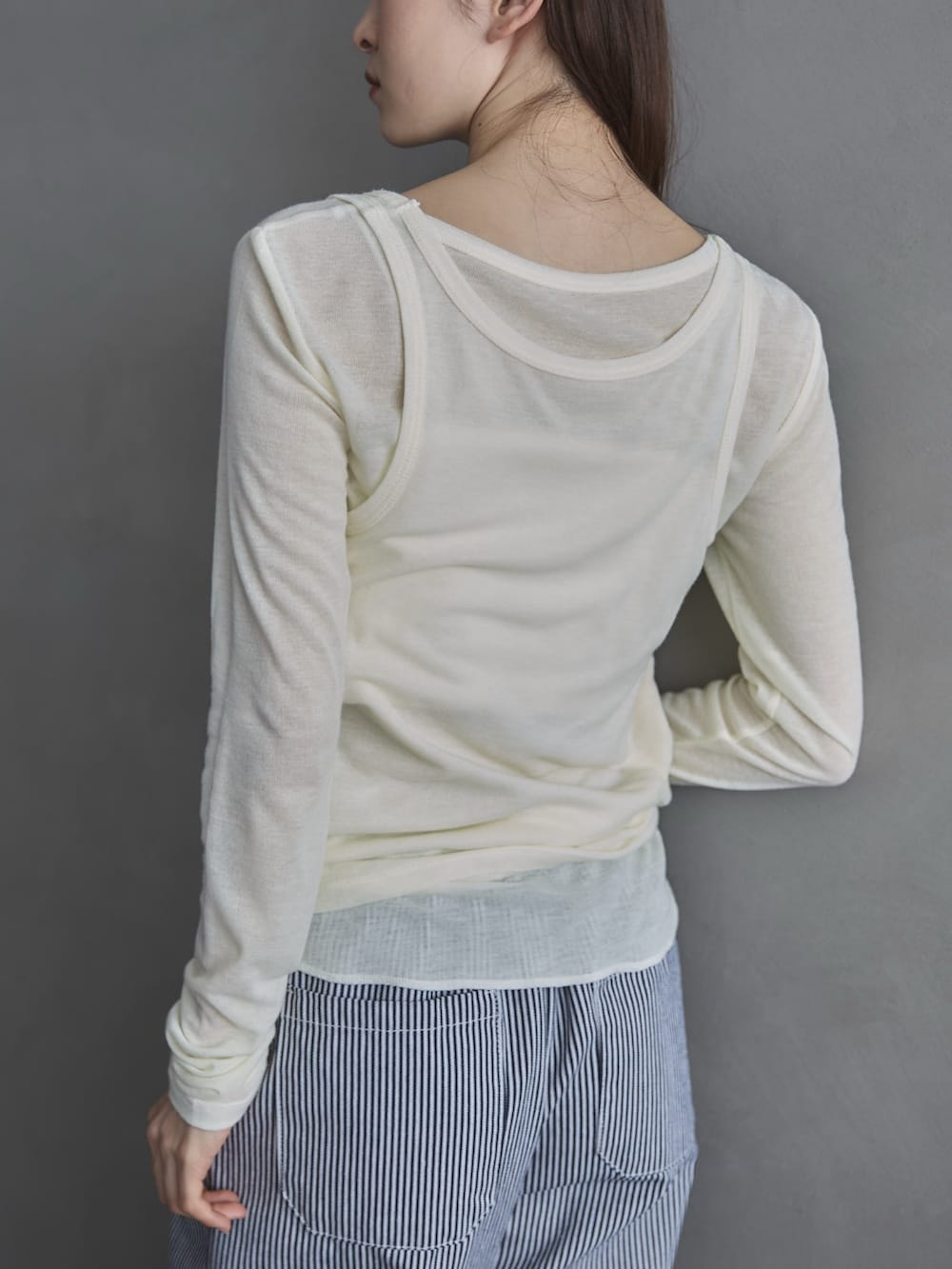 ホワイト系のTシャツ/カットソー、ホワイト系のデニムパンツ、ブラック系のその他シューズを着用したレディースの春コーディネートの5枚目の写真