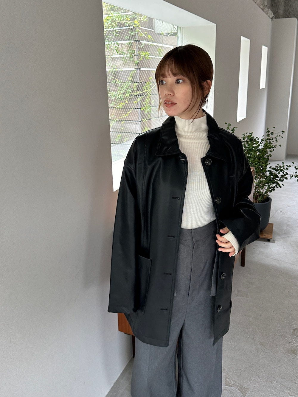 ブラック系のカバーオール、グレー系のサロペット/オーバーオール、その他のその他を着用したレディースの秋コーディネートの4枚目の写真