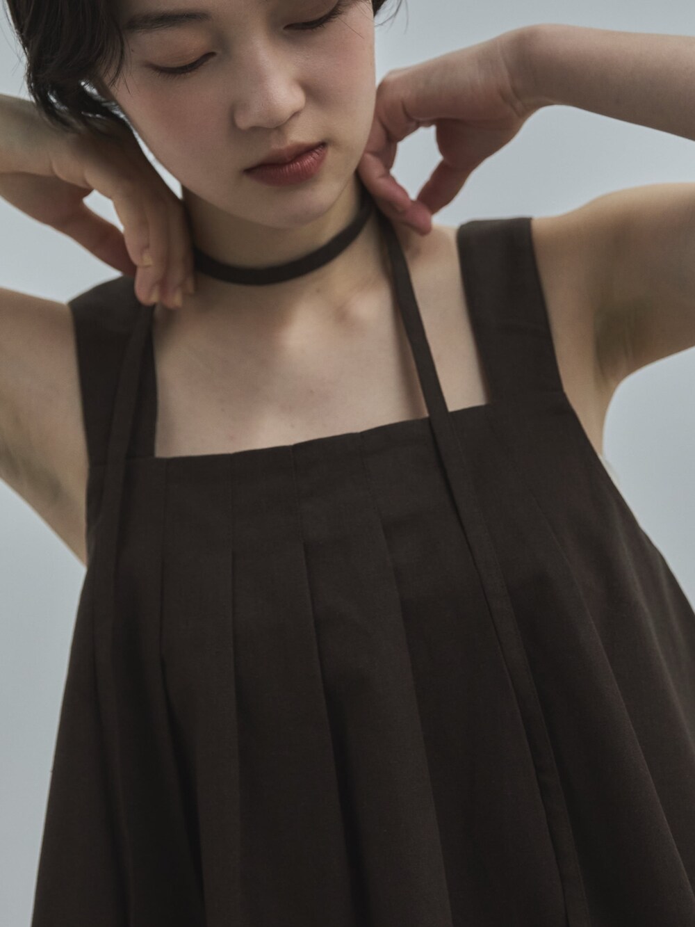 ブラウン系のその他パンツ、ブラウン系のローファー、ブラウン系のシャツ/ブラウスを着用したレディースの春コーディネートの5枚目の写真