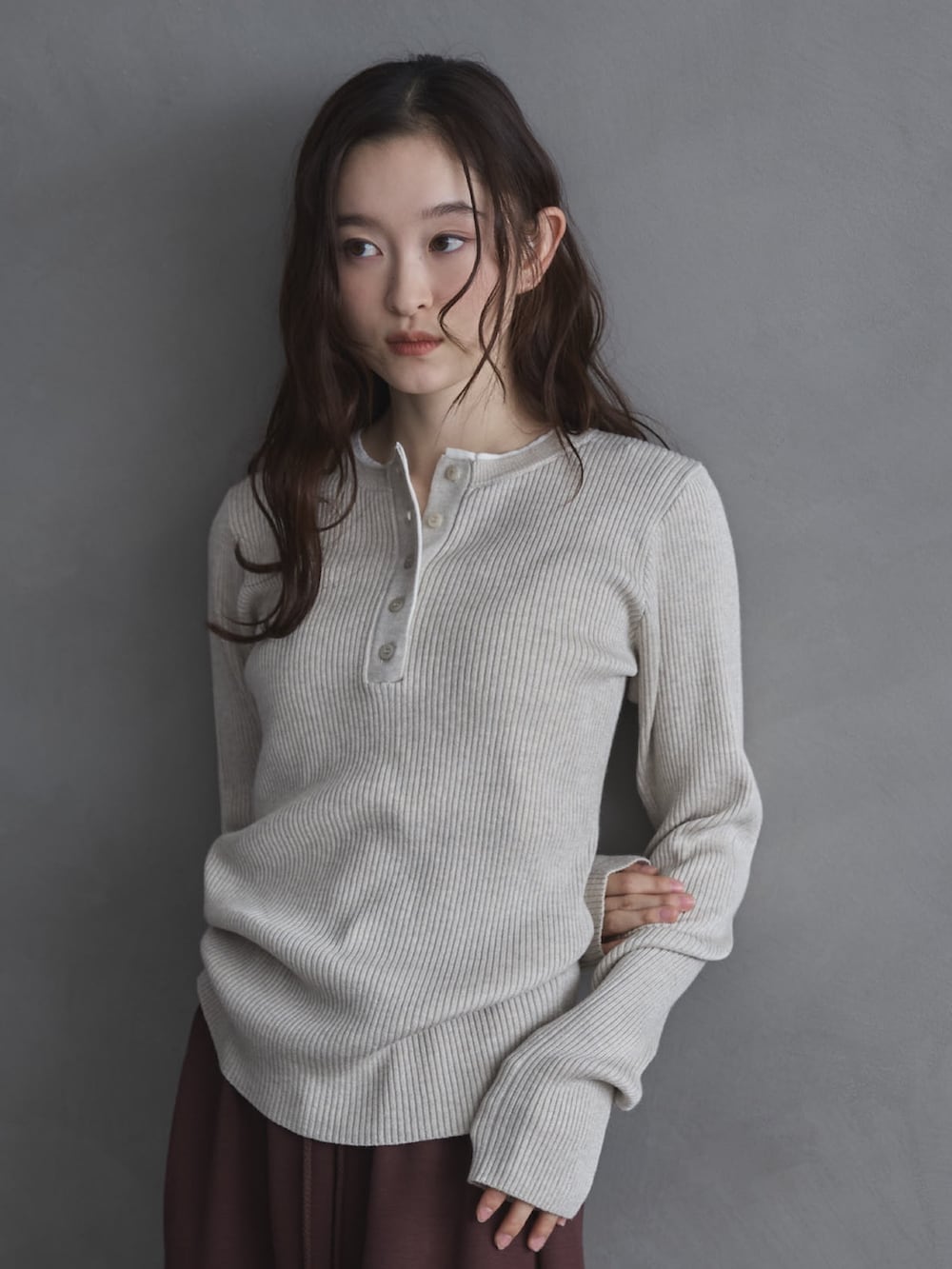 ホワイト系のニット/セーター、ブラウン系のその他パンツ、ブラック系のその他シューズを着用したレディースの冬コーディネートの5枚目の写真