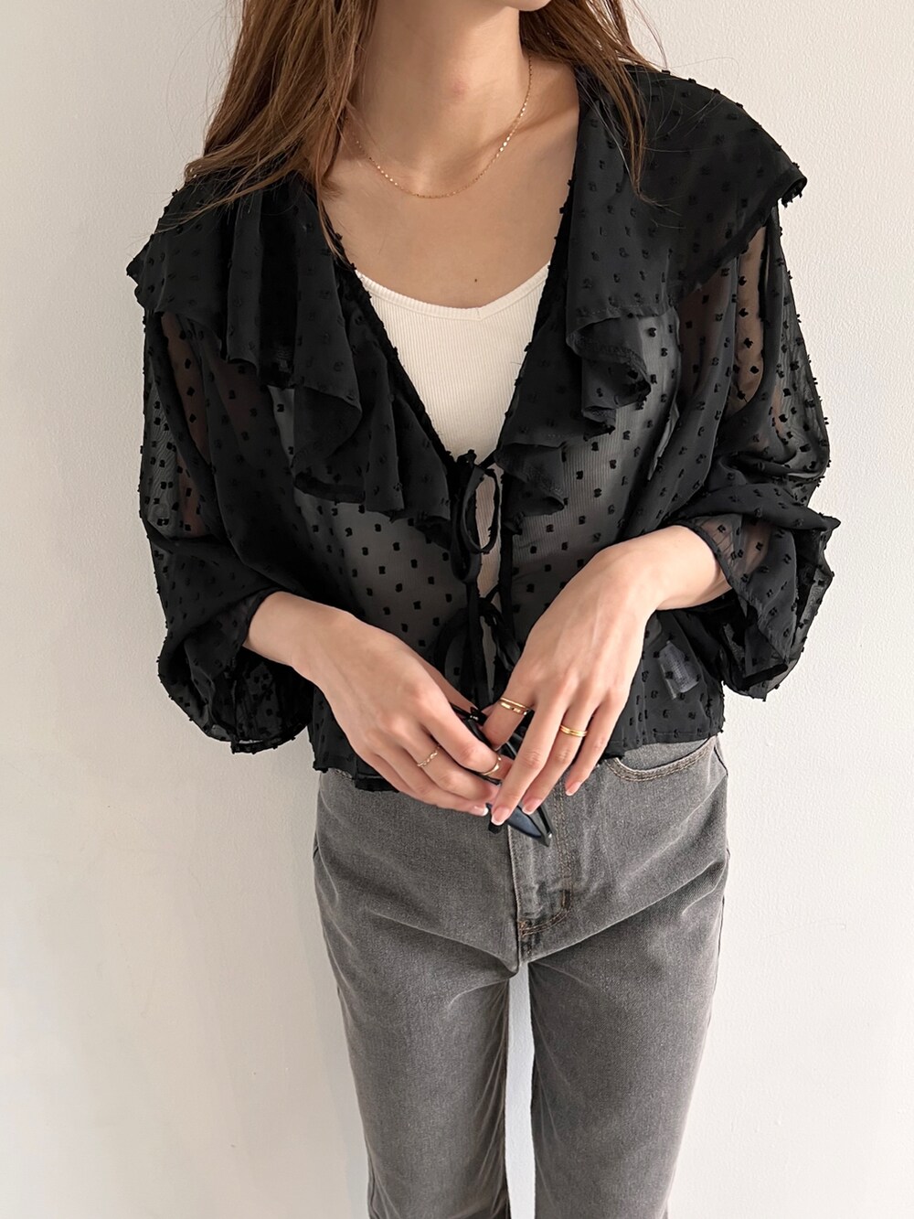 ブラック系のシャツ/ブラウス、ブラック系のサンダル、ブラック系のサングラスを着用したレディースの夏コーディネートの3枚目の写真