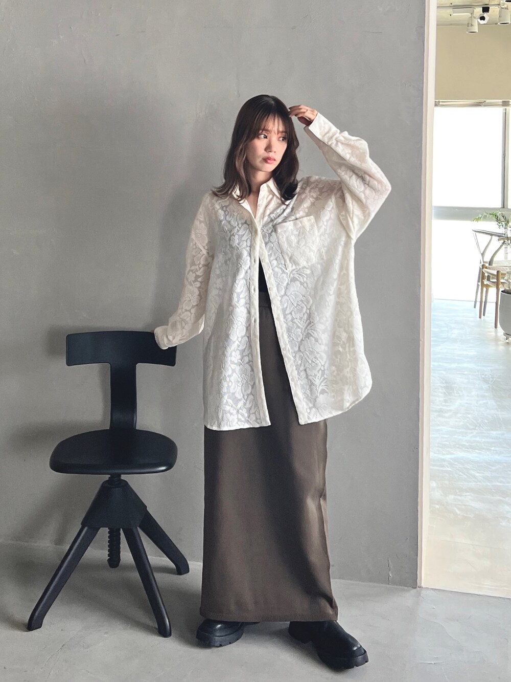 ホワイト系のシャツ/ブラウス、ブラウン系のスカート、その他のその他を着用したレディースの夏コーディネートの3枚目の写真