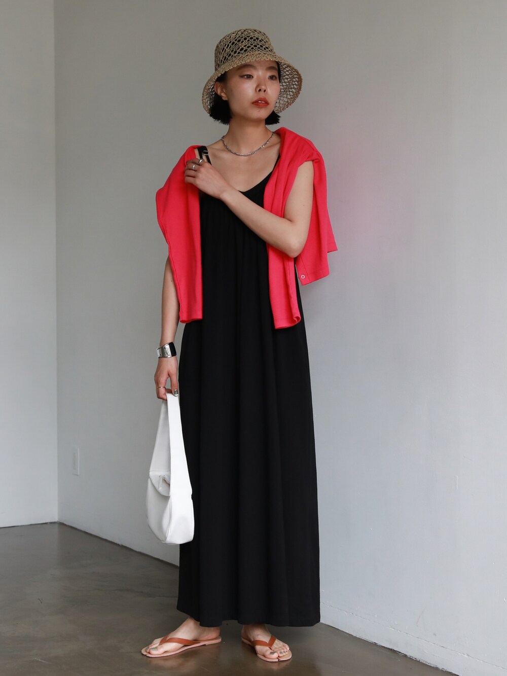 その他のサンダル、ブルー系のTシャツ/カットソー、グリーン系のワンピースを着用したレディースの夏コーディネートの3枚目の写真