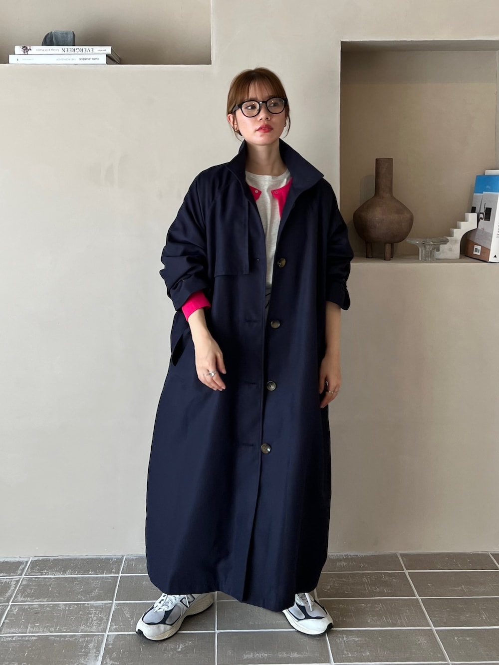 ブルー系のトレンチコート、ピンク系のカーディガン/ボレロ、ホワイト系のカーゴパンツを着用したレディースの春コーディネートの3枚目の写真