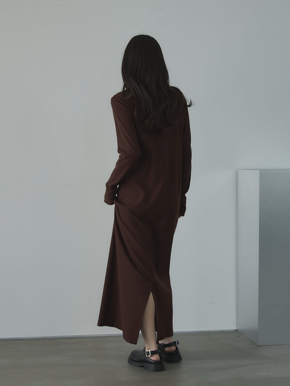 ブラウン系のワンピース、ブラック系のその他シューズ、その他のその他を着用したレディースの春コーディネートの3枚目の写真