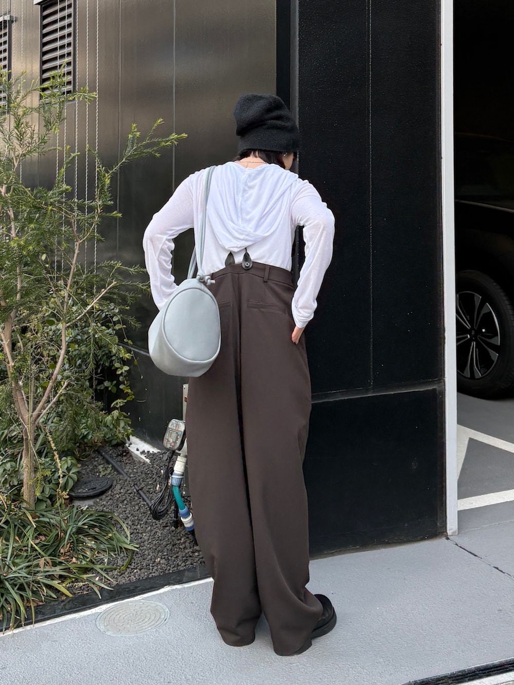 ホワイト系のTシャツ/カットソー、ブラウン系のその他パンツ、ブラック系のブーツを着用したレディースの冬コーディネートの3枚目の写真