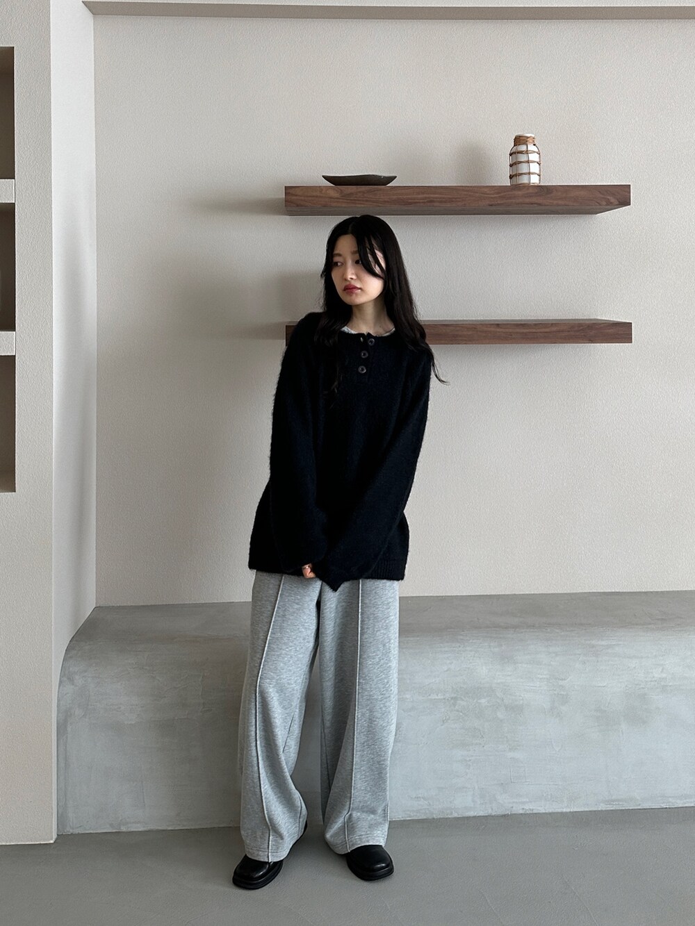 ブルー系のニット/セーター、グレー系のスウェットパンツ、その他のその他を着用したレディースの冬コーディネートの3枚目の写真