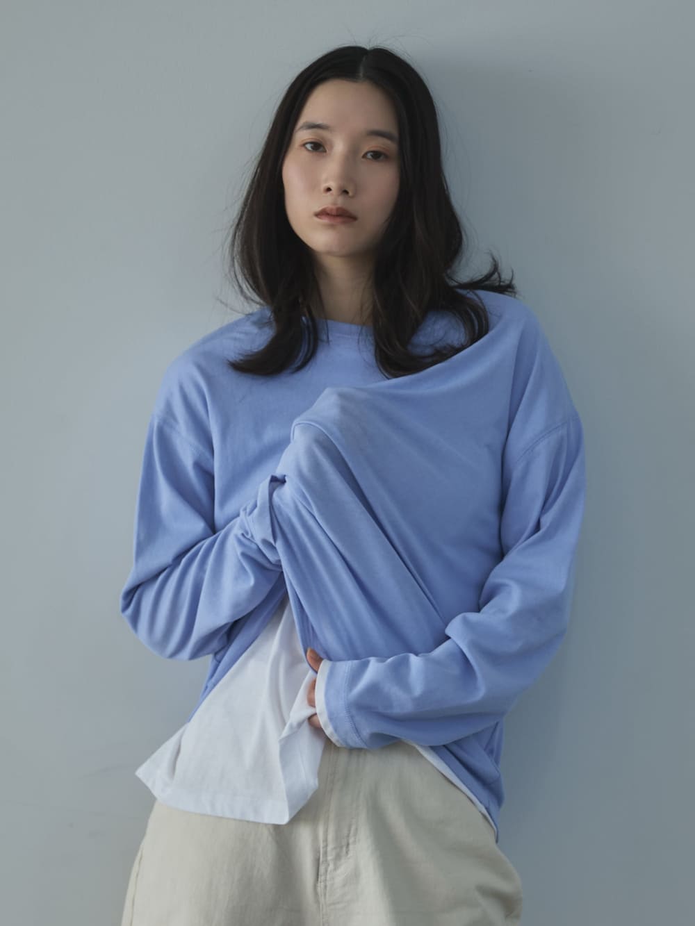 ブルー系のTシャツ/カットソー、ホワイト系のTシャツ/カットソー、ホワイト系のデニムパンツを着用したレディースの春コーディネートの4枚目の写真