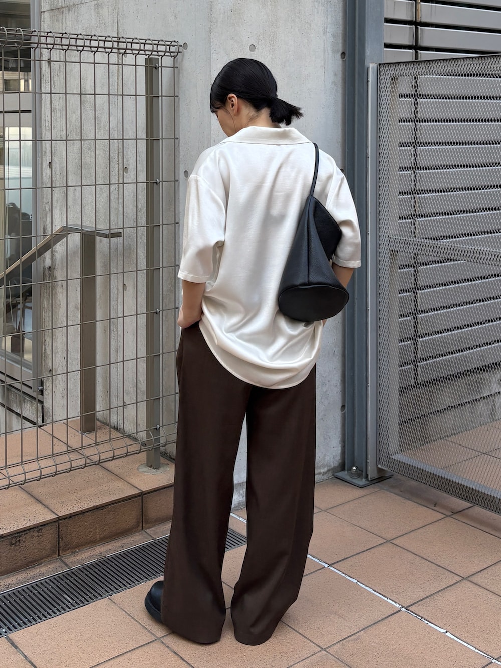 ホワイト系のシャツ/ブラウス、ブラウン系のスラックス、ブラック系のその他シューズを着用したレディースの春コーディネートの3枚目の写真