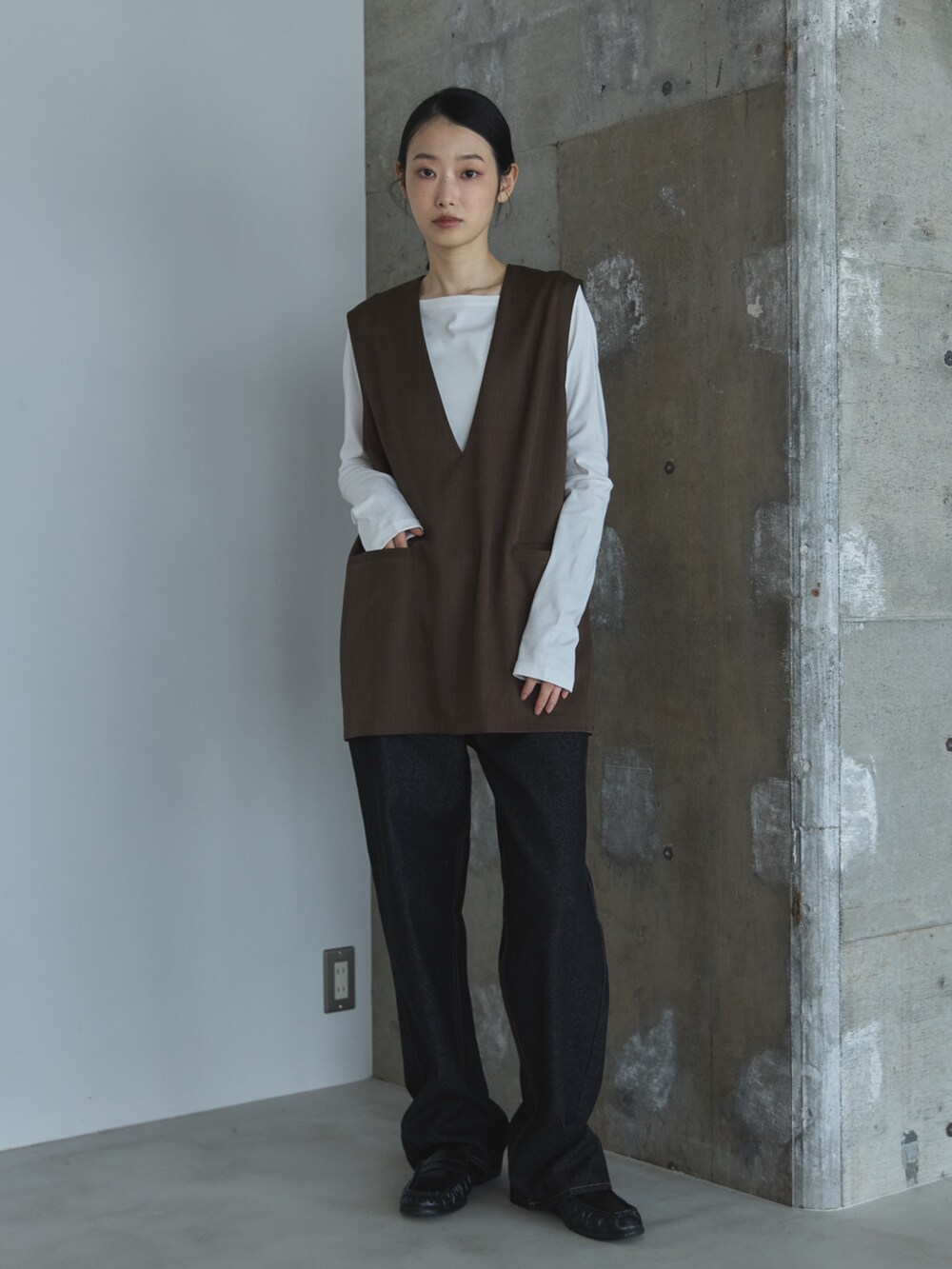 ブラウン系のその他トップス、ホワイト系のTシャツ/カットソー、ブラック系のデニムパンツを着用したレディースの秋コーディネートの4枚目の写真