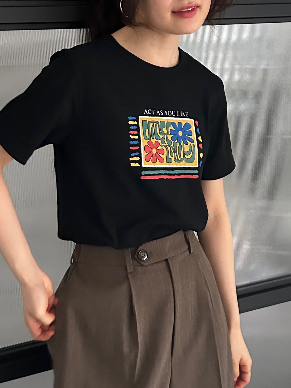 ブラック系のTシャツ/カットソー、ブラウン系のスラックス、ベージュ系のその他シューズを着用したレディースの春コーディネートの4枚目の写真