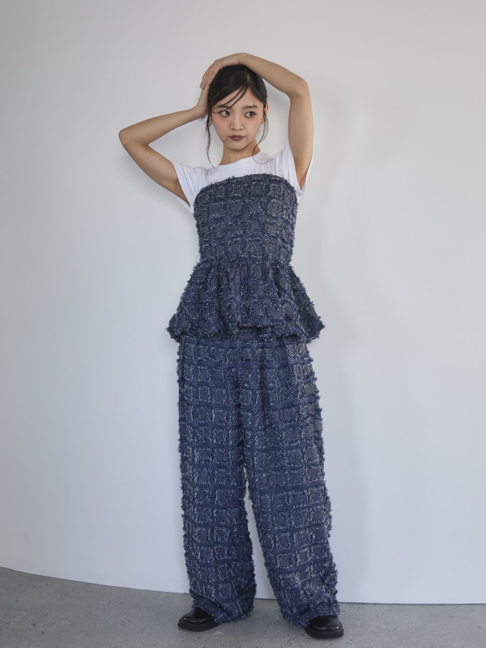 ブルー系のその他トップス、ホワイト系のTシャツ/カットソー、ブルー系のその他パンツを着用したレディースの夏コーディネートの5枚目の写真