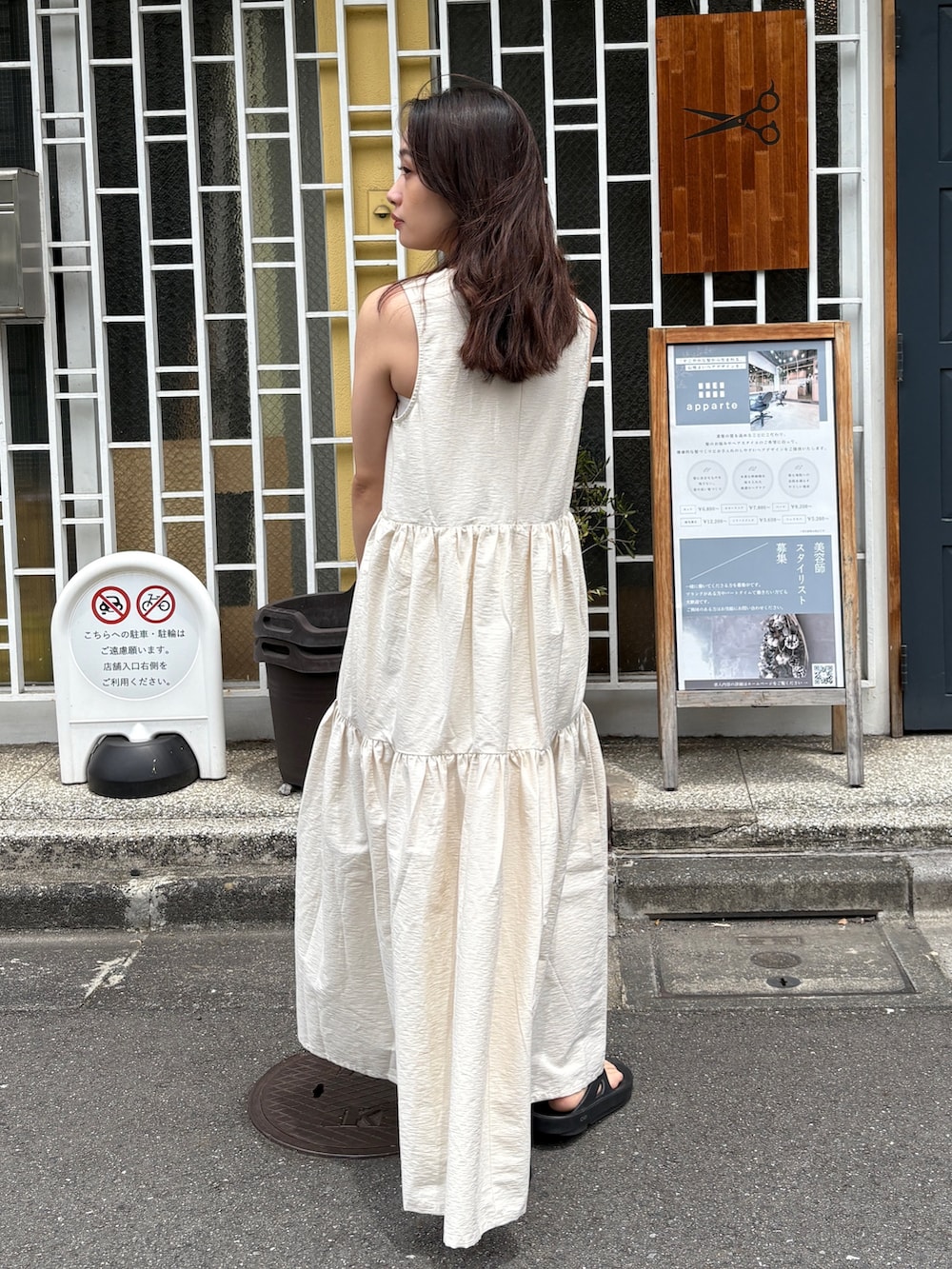 「スポーツミックス、サンダル、モノトーン、ワンピース、デートコーデ、きれいめカジュアル、夏コーデ、夏服コーデ、オトナカワイイ、シンプルカジュアル、ワントーンコーデ、ワンピーススタイル、モノトーンコーデ、カジュアルガーリー、ブラック」｜「feepurのスクエアミニバッグ（ショルダーバッグ、ブラック系）」を使った、feepurさん（レディース・153cm）の夏コーディネートの3枚目の写真