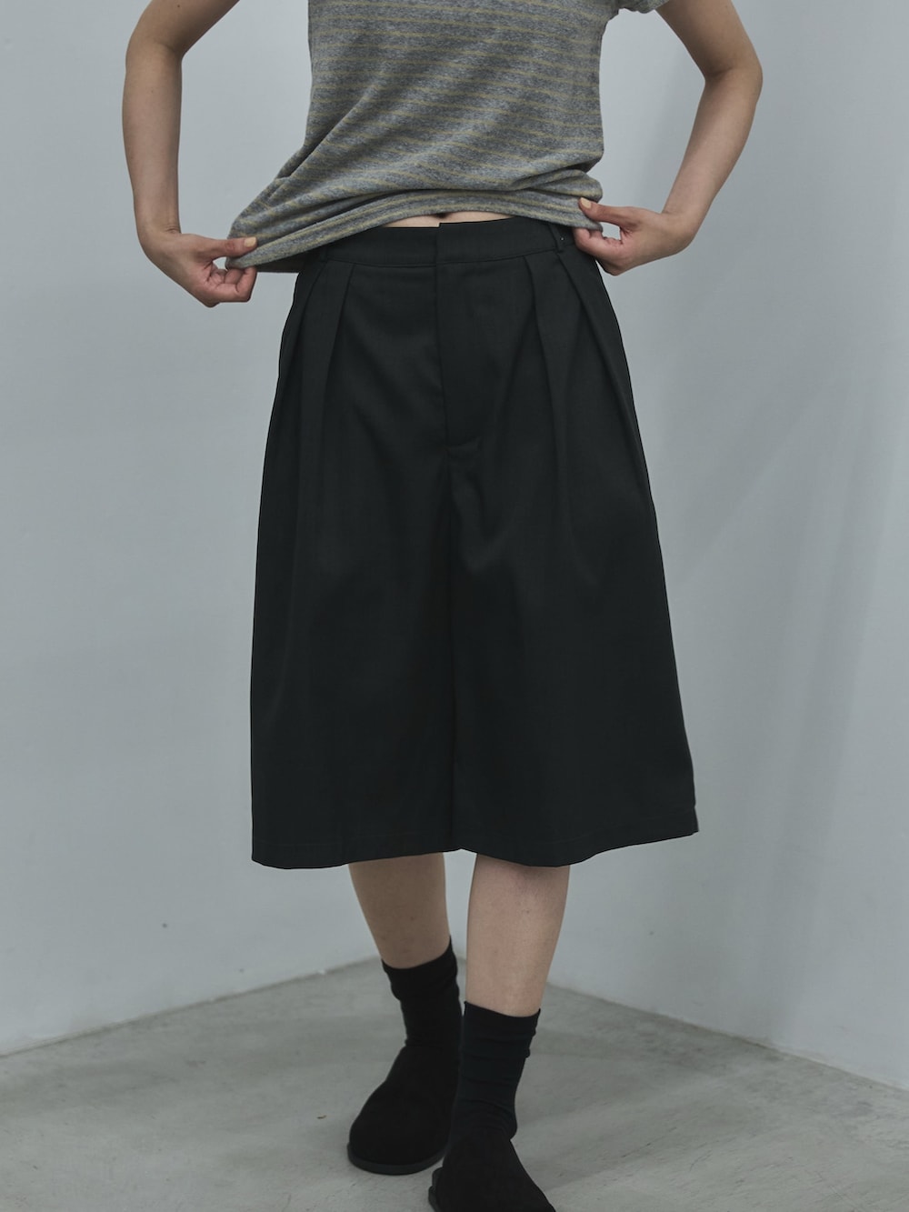 グレー系のTシャツ/カットソー、グレー系のその他パンツ、ブラック系のその他シューズを着用したレディースの夏コーディネートの5枚目の写真