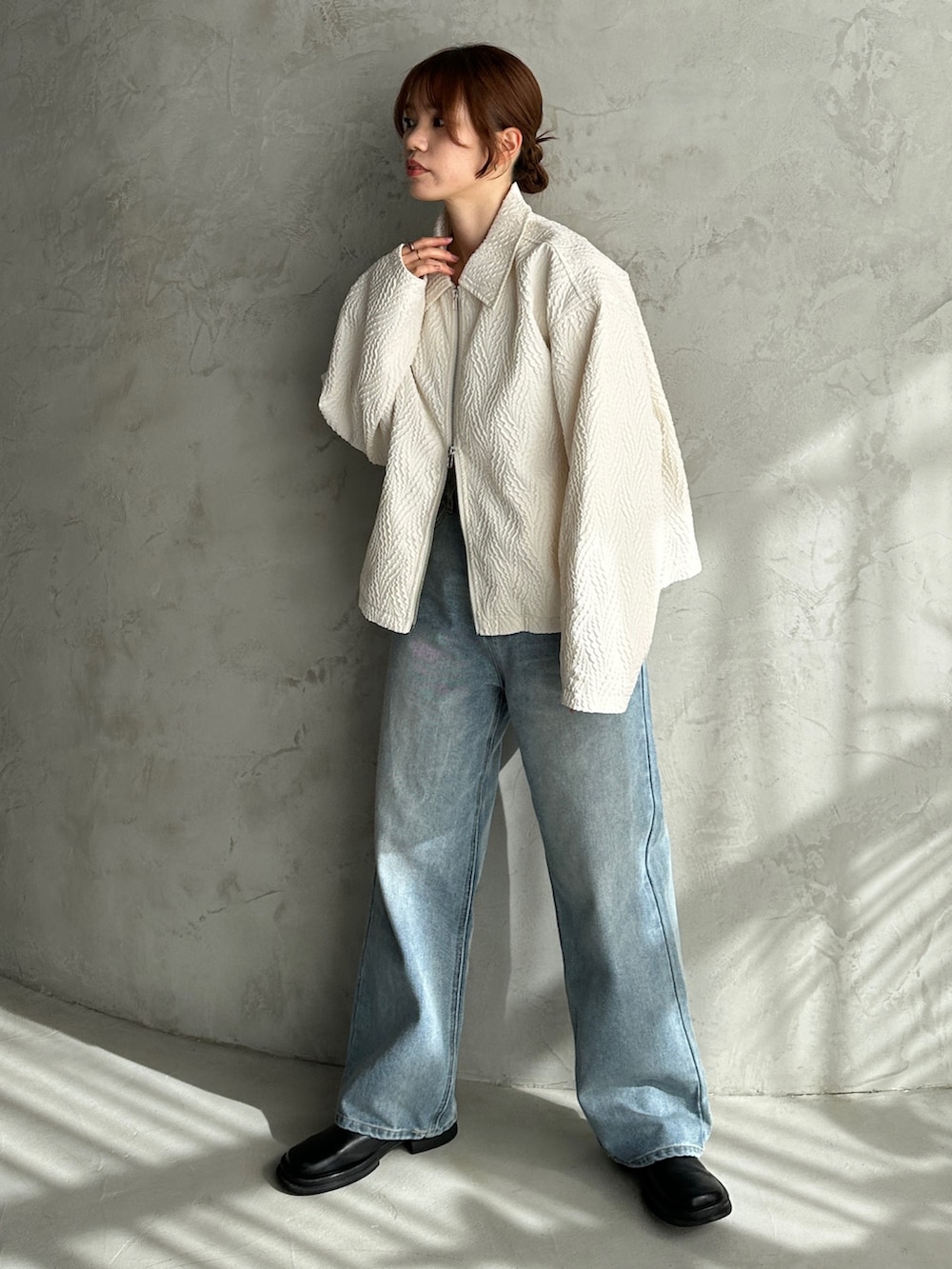 ホワイト系のブルゾン、ブルー系のデニムパンツ、その他のその他を着用したレディースの冬コーディネートの2枚目の写真