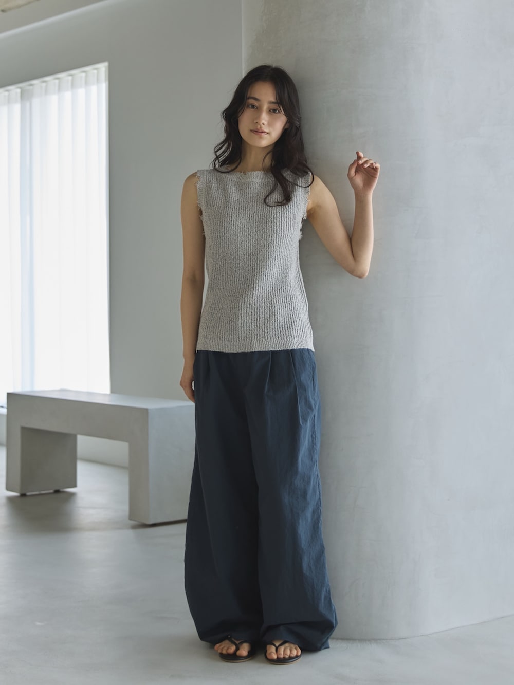 ホワイト系のタンクトップ、ブルー系のその他パンツ、ブラック系のサンダルを着用したレディースの夏コーディネートの3枚目の写真