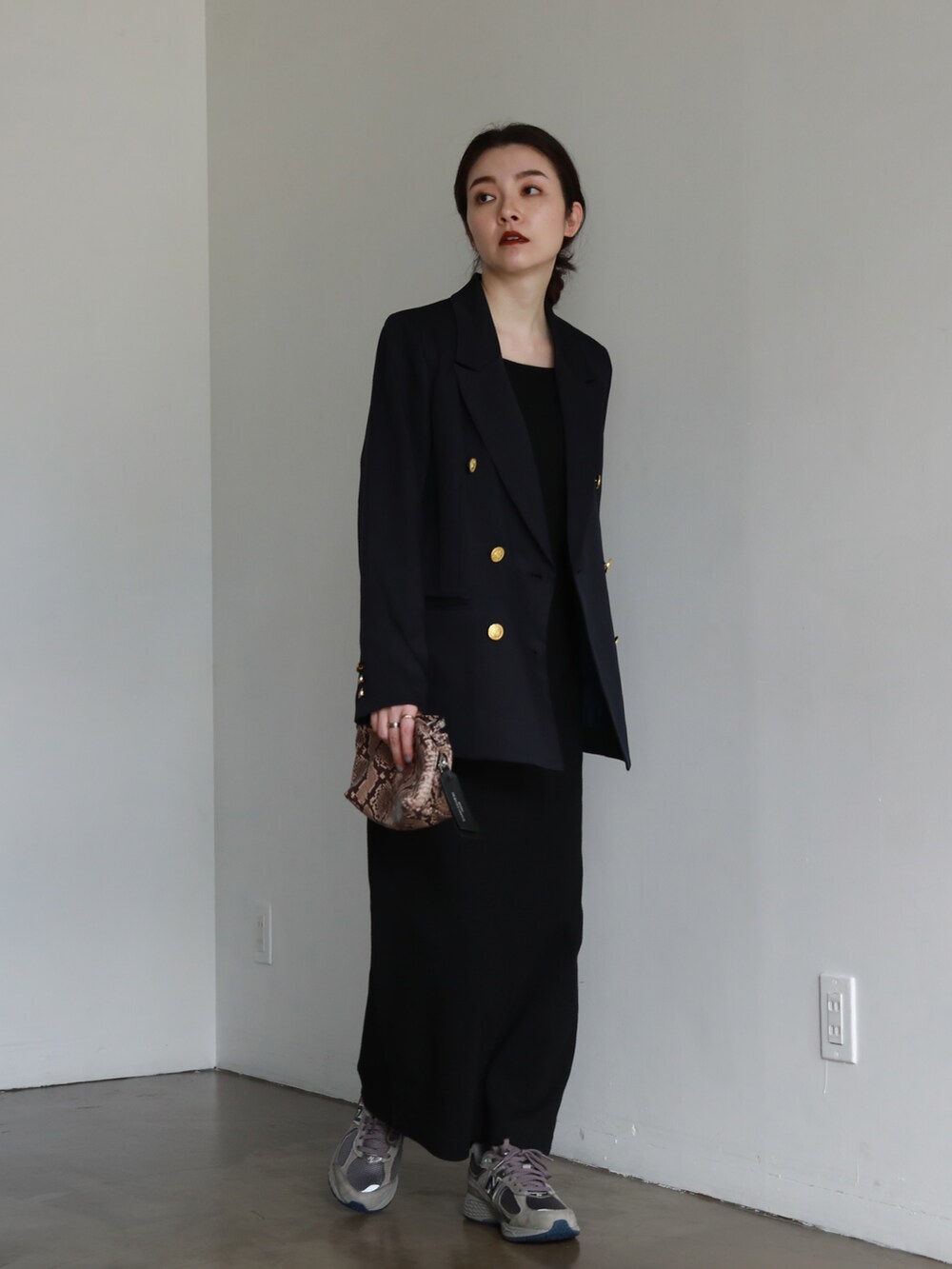 ブルー系のテーラードジャケット、ホワイト系のTシャツ/カットソー、その他のショルダーバッグを着用したレディースの夏コーディネートの5枚目の写真