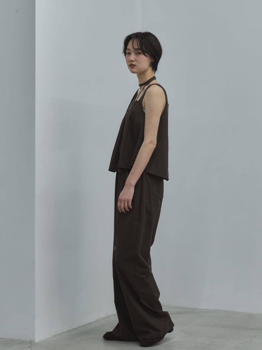 ブラウン系のその他パンツ、ブラウン系のローファー、ブラウン系のシャツ/ブラウスを着用したレディースの春コーディネートの2枚目の写真