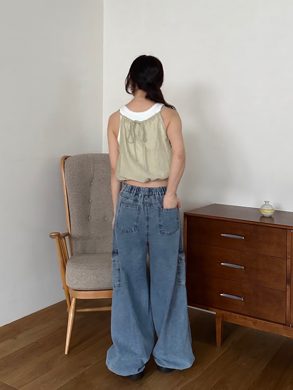 グリーン系のシャツ/ブラウス、ブラック系のサンダルを着用したレディースの春コーディネートの3枚目の写真