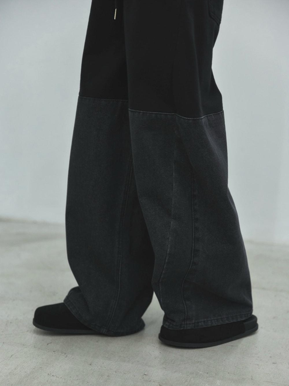 ブラック系のデニムパンツ、ブラック系のその他シューズ、ホワイト系のカーディガン/ボレロを着用したレディースの秋コーディネートの5枚目の写真
