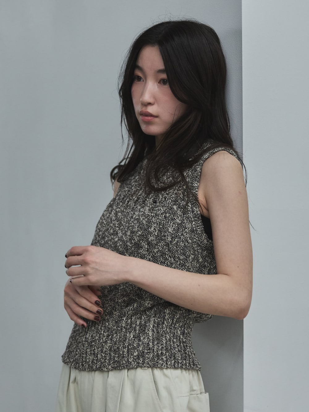 ブラック系のタンクトップ、ホワイト系のその他パンツ、ブラック系のその他シューズを着用したレディースの夏コーディネートの5枚目の写真