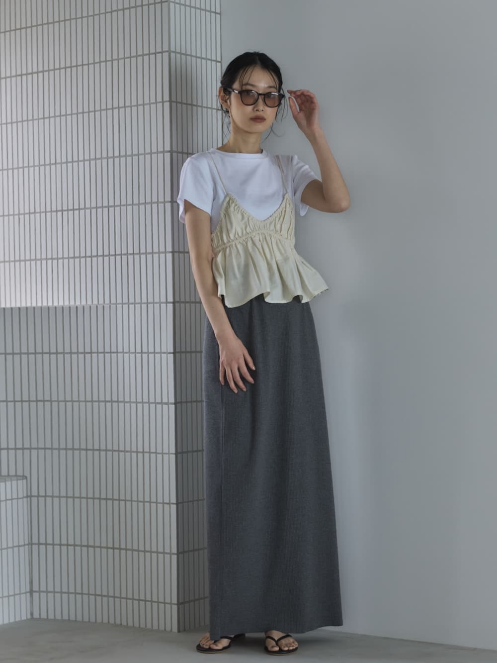 ホワイト系のTシャツ/カットソー、ホワイト系のシャツ/ブラウス、グレー系のスカートを着用したレディースの夏コーディネートの6枚目の写真